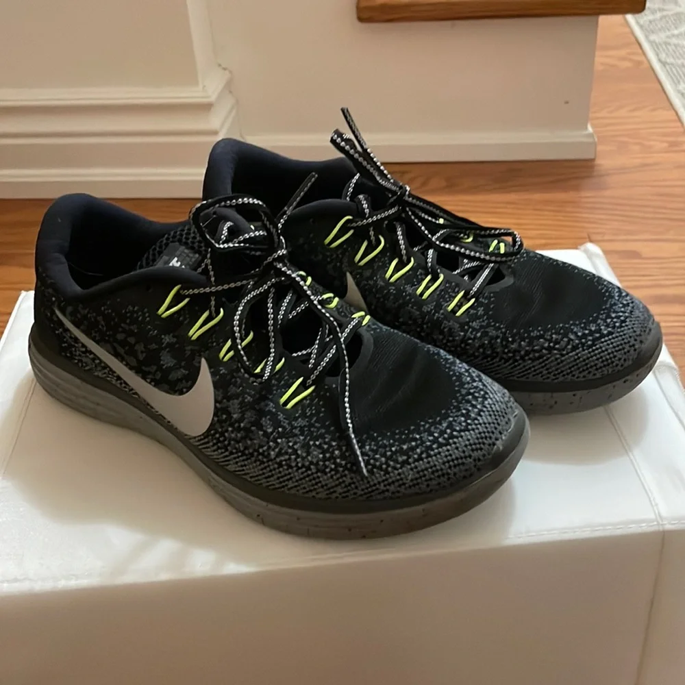 Nike Running Shoes - Picture 1 of 2